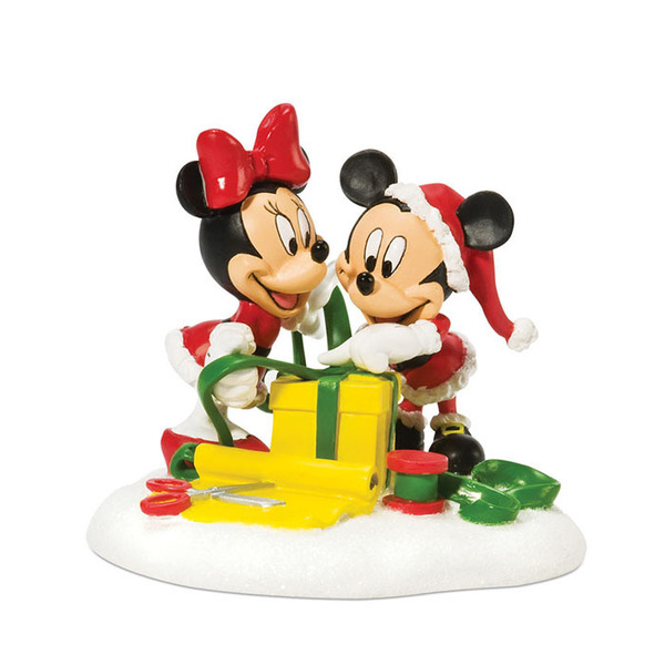 Mickey & Minnie Wrapping Gifts